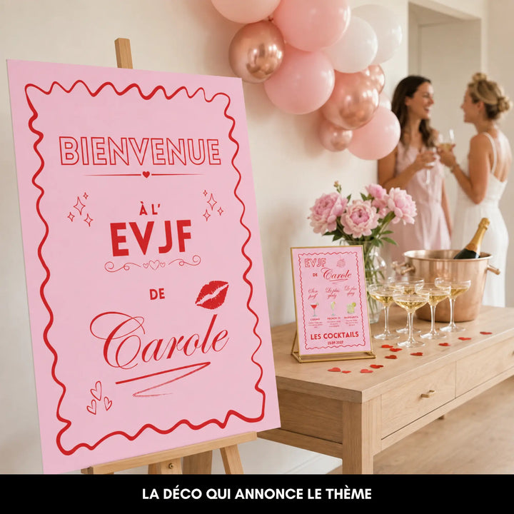 Panneau de bienvenue EVJF personnalisé au format A0 sur son chevalet, à côté du menu du bar et des coupes de champagne.