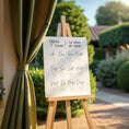 Charger l'image dans la visionneuse de la galerie, Plan de table mariage élégant en extérieur – panneau personnalisé sur chevalet en bois, papeterie de mariage moderne et chic.
