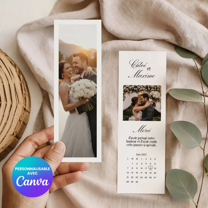 Marque-page mariage cadeau invité personnalisé tenu dans la main sur un beau fond chic et moderne.