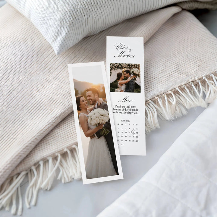 Marque-page personnalisé moderne pour le mariage à offrir à ses invités. Photo sur une couverture.
