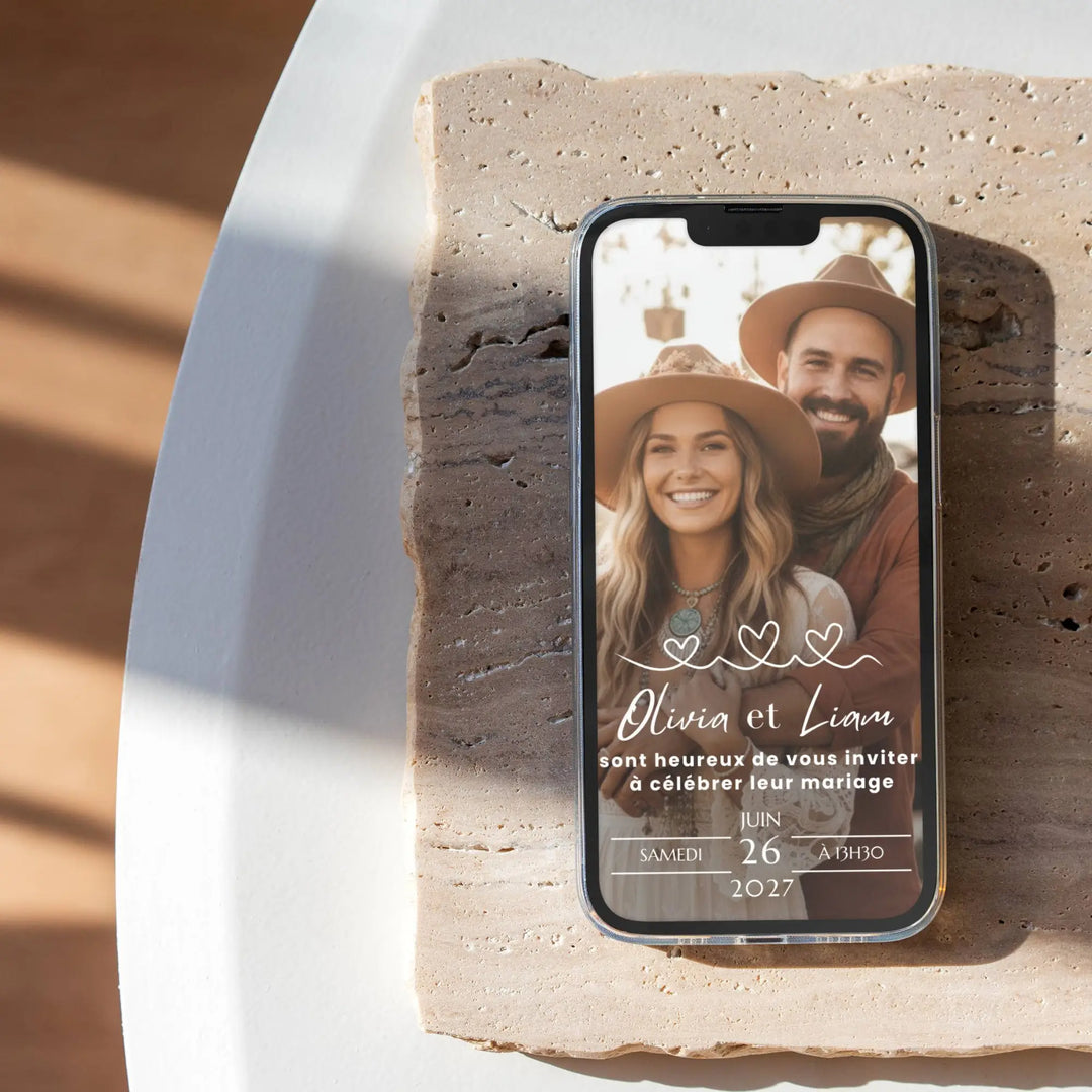 Photo sur fond bois clair d'un faire-part mariage RSVP intégré, thème mariage bohème chic et moderne.