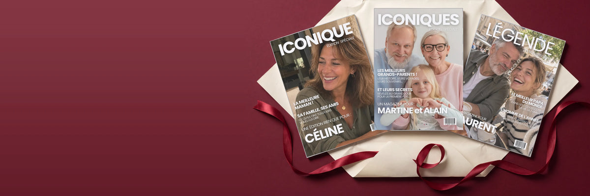Magazines personnalisés Maman, Papa et Grands-Parents présentés dans du papier cadeau ivoire avec un ruban rouge pour Noël.